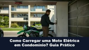 Morador carregando moto elétrica na garagem do condomínio usando ponto de recarga seguro